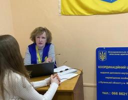 За тиждень ВПО з Луганщини в хабах громад Сватівщини отримали більше 400 продуктових наборів