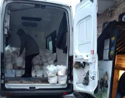 Переселенцям з Луганщини у Дніпрі доставили допомогу з Рівненського хабу