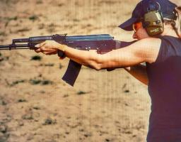 Жінка-вогневик тренінгового центру поліції Луганщини допомагає колегам вдосконалювати майстерність з володіння вогнепальною зброєю