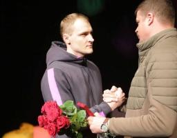 «Сьогодні театр починається з людей»: Артем Лисогор вручив почесне звання «Заслуженого артиста України» актору Денису Пономаренку