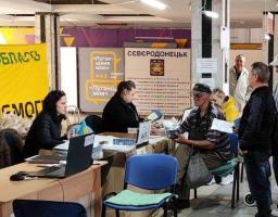 Понад 750 продуктових наборів видали луганчанам у хабі Сєвєродонецької громади в Дніпрі цього тижня 