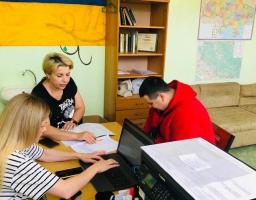 Ужгород: у червні більше 1100 переміщених осіб з Луганщини одержали допомогу в хабі Новоайдарської громади 