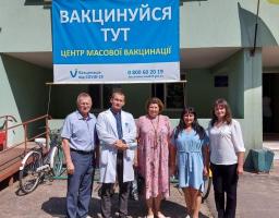 Катерина Безгинська відвідала центр масової вакцинації у Новоайдарі
