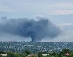 Горить на заводі 100: у Луганську військові рф стурбовані поганою роботою «пе-ве-о»