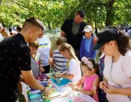 Майстер-класи, виступи зірок та підтримка ЗСУ: у Києві пройшов фестиваль для луганчан