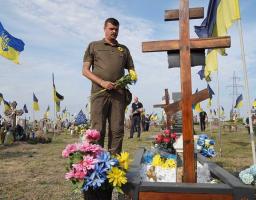 Артем Лисогор віддав шану загиблим Героям Луганщини