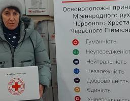 У Нижньодуванському хабі в Харкові триває видача гігієнічних наборів від Товариства Червоного Хреста України