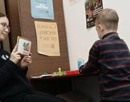 У хабі в Івано-Франківську проводить заняття логопед