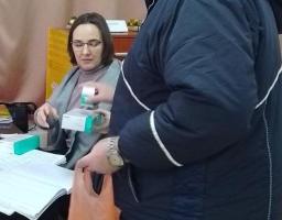 У Сватівському хабі в Броварах медичним працівником видаються гуманітарні ліки 