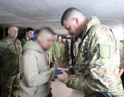 Знаки пошани «Захиснику Луганщини» Артем Лисогор вручив прикордонникам бригади «Помста» та бійцям комендатури «Шквал»