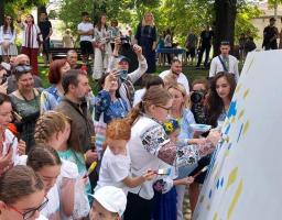 Очільники Луганщини та Львівщини долучились до створення картини «Незалежні»