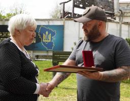 Втратила сина, але стала підтримкою для його побратимів – матері загиблого прикордонника вручили відзнаку Глави держави «За оборону України»