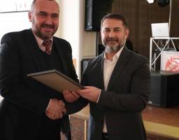 Подарований аграріями Луганщини коровай Сергій Гайдай передав дітям