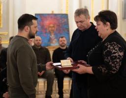 Батьки полеглого Героя України з Луганщини отримали від Глави держави «Золоту зірку»
