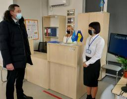 Клієнт № 3, підійдіть до оператора № 2, – міністр Олексій Чернишов особисто перевірив, як працює електронна черга у ЦНАПі на КПВВ в Щасті