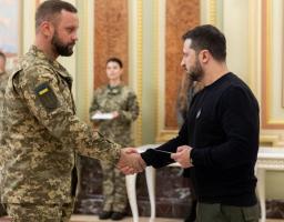 Військовому з Сєвєродонецька Олександру Коваленку Глава держави вручив сертифікат на отримання квартири