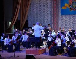 Луганська обласна філармонія запросила всіх бажаючих на урочистий концерт з нагоди відзначення 21-ї річниці Конституції України