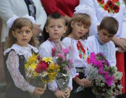 Першачки прифронтової Трьохізбенки ходитимуть до школи у вишиванках від Юрія Гарбуза