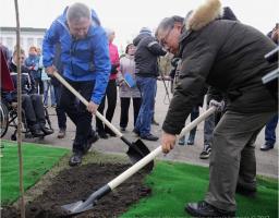 Це символічне єднання між Луганщиною і Японією, – Юрій Гарбуз та Посол Японії в Україні Шігекі Сумі разом висадили дерева сакури у Сєвєродонецьку