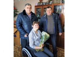 Дівчина з Новоайдару отримала спортивний інвалідний візок