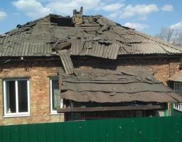 Від обстрілів бойовиків у Золотому пошкоджено будинок, жінці надана допомога