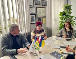 Чмирівська громада продовжує розвивати партнерства, підтримувати дітей і залучати ресурси для мешканців – і ці кроки вже дають конкретні результати.  Одним із прикладів співпраці стало відкриття дитячого мультиспортивного клубу «Спортивна хвиля» на базі Великоомелянського ліцею – спільна ініціатива Чмирівської сільської військової адміністрації та Великоомелянської громади в межах національного проєкту «Пліч-о-пліч: згуртовані громади».  Чмирівська громада передала спортивне обладнання та забезпечила ліцей 