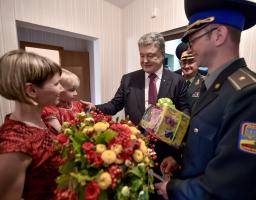 Ви є фундаментом, надією нашої держави і незалежності - Президент вручив ключі від квартир службовцям СБУ