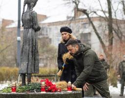 Президент та перша леді вшанували пам’ять жертв голодоморів в Україні