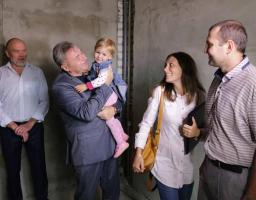 Юрій Гарбуз вручив ключі від нових квартир двом молодим сім'ям