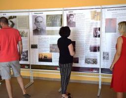 На Кремінщині презентовано виставку «Тріумф людини. Мешканці України, які пройшли нацистські концтабори»