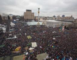 Сьогодні в Україні відзначають День Гідності та Свободи, встановлений Указом Президента України Петра Порошенка 13 листопада 2014 року