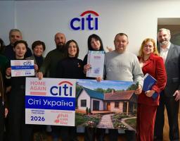 Багатодітна родина ВПО з Луганщини першою цьогоріч отримала ключі від будинку за проєктом «Знову вдома»