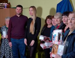 Літніх переселенців з Луганщини забезпечать смартфонами