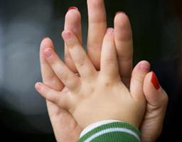 На час дії надзвичайного або воєнного стану спрощено процедуру оформлення опіки/піклування для родичів і хрещених дитини