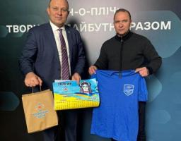 В межах проєкту «Пліч-о-пліч: згуртовані громади» Новоайдарська селищна військова адміністрація розбудовує партнерства з громадами в різних регіонах України – від Закарпаття до Кіровоградщини.  Основою цієї роботи стали координаційні центри та гуманітарні хаби, через які організовано взаємодію з внутрішньо переміщеними особами.  Раніше громада забезпечувала функціонування гуманітарного хабу в Ужгороді, а з 2026 року розширила діяльність і працює також через Координаційний центр у Сумах. У цих центрах надаєт