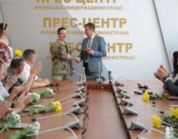 Жителям Луганщини та військовим Віталій Комарницький вручив державні нагороди та обласні відзнаки