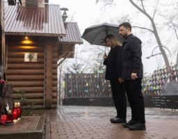 У День Гідності та Свободи Президент і перша леді вшанували пам'ять Героїв Небесної Сотні