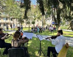 Музиканти Луганської філармонії зіграли для поранених військових в одній з лікарень Львова