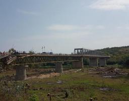 Єднаємо Луганщину: продовжується виконання відновлювальних робіт біля зруйнованої частини мосту