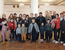 Багатодітні родини з Луганщини отримали подарунки від Ірини Верещук