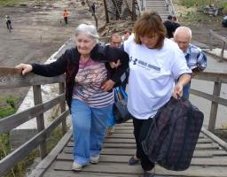 Єднаємо Луганщину: група соціальної допомоги почала працювати на мосту в Станиці Луганській 