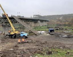Єднаємо Луганщину: триває демонтаж пошкодженої частини мосту в Станиці Луганській