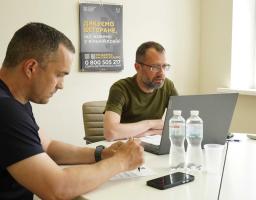 Про те, як започаткувати власну справу, говорили під час сьогоднішнього "Діалогу з бізнесом".  «Унаслідок активних бойових дій та тимчасової окупації значної частини території області місцевим органам влади, суб’єктам господарювання та мешканцям регіону довелось налагоджувати роботу та життєдіяльність у більш безпечних регіонах країни, де вони зіткнулись з новими проблемами. Однією з них є зайнятість та працевлаштування. Разом з тим, переселенців цікавить можливість опанування нових навичок, розвиток власно