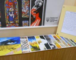 У Луганському обласному краєзнавчому музеї у рамках роботи виставки до Дня Конституції України «Вимріяна поколіннями» була проведена реекспозиція.