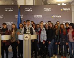 Кремінські школярі знайомились з історією українського парламентаризму