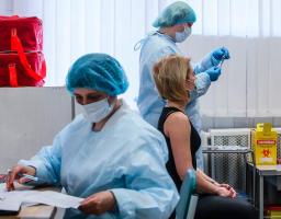 Французьке дослідження за участі 22,6 мільйона людей у віці від 50 років показало, що вакцинація від коронавірусної інфекції знижує ризик госпіталізації та смерті на 90%