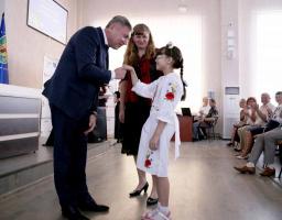 «У житті завжди перемагає той, хто перемагає себе», – Юрій Гарбуз привітав обдарованих учнів Луганщини