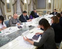 Володимир Зеленський провів нараду щодо розробки програми, яка мотивуватиме молодь з окупованих територій до збереження українського громадянства