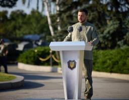 Український прапор є джерелом волі й незламності всіх воїнів, які борються за нашу землю – Президент на церемонії підняття Державного прапора