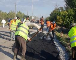 Єднаємо Луганщину: дорогу від КПВВ до зруйнованого мосту в Станиці Луганській розширюють, укладається асфальт